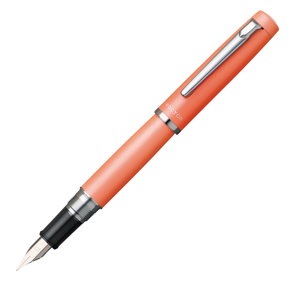 Platinum Procyon Persimmon Orange Füllfederhalter in leuchtendem Orange mit silbernen Akzenten und Stahlfeder.
