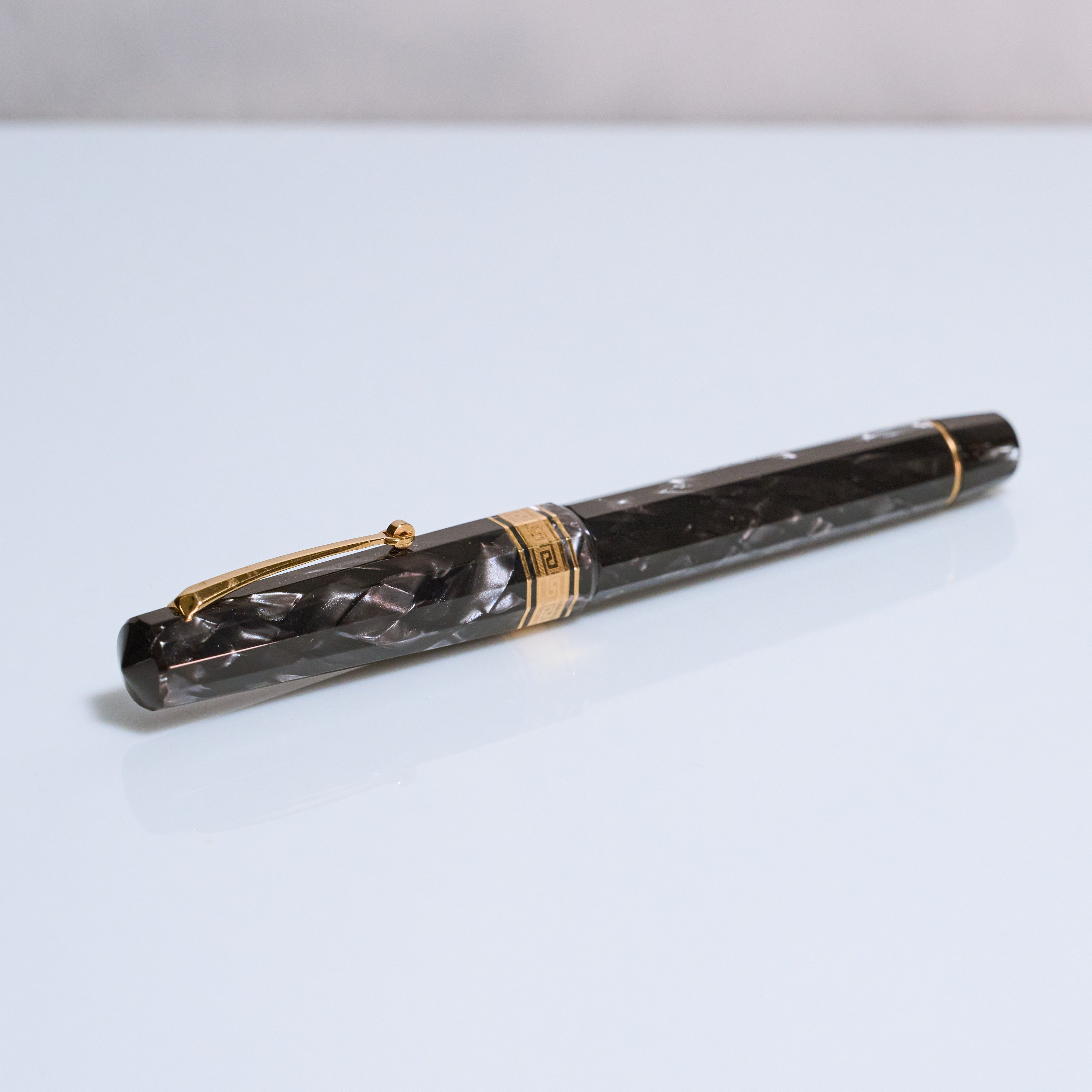 Omas Paragon – Grey Celluloid Füllhalter Pre-Owned