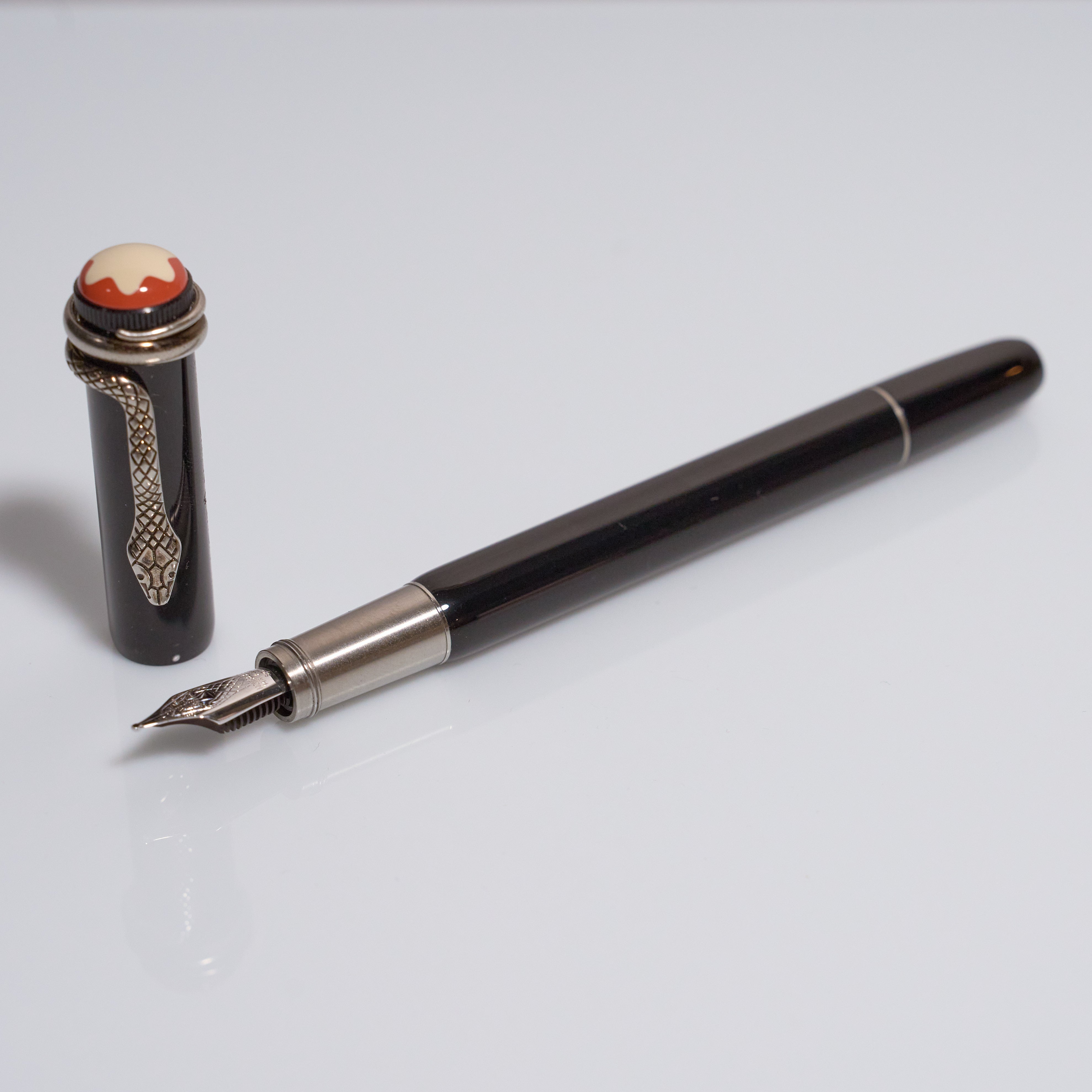 Montblanc Heritage Rouge et Noir Serpent Füllhalter Pre-Owned