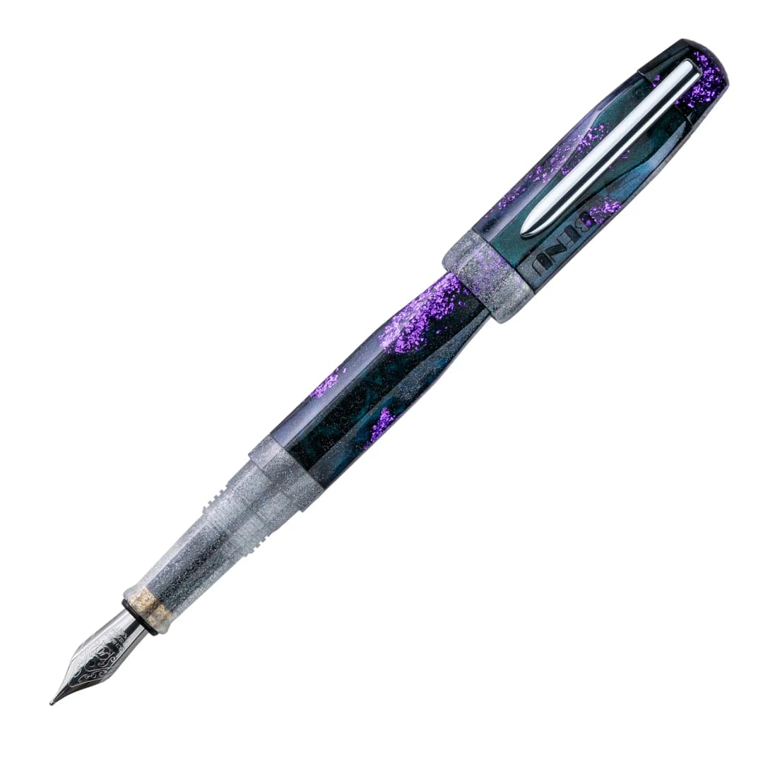 Benu AstroGem Klio Füllfederhalter aus staubgrünem Resin mit Graphit und lila Glitzerpartikeln und Edelstahlclip