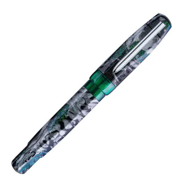 Benu AstroGem Leto Füllfederhalter aus graphitfarbenem Resin mit Perlgrau und grün-blauem Glitzereffekt und Edelstahlclip