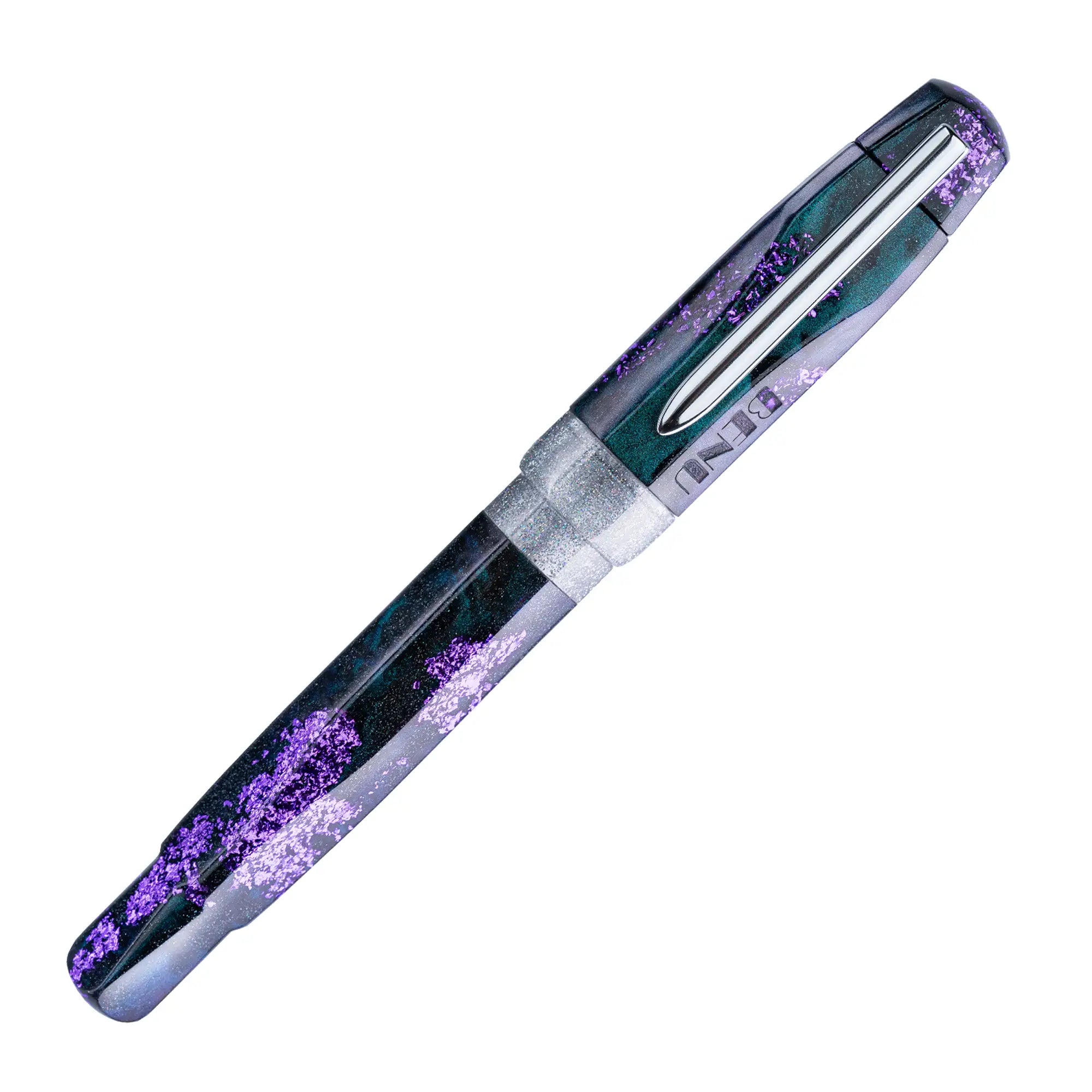 Benu AstroGem Klio Füllfederhalter aus staubgrünem Resin mit Graphit und lila Glitzerpartikeln und Edelstahlclip