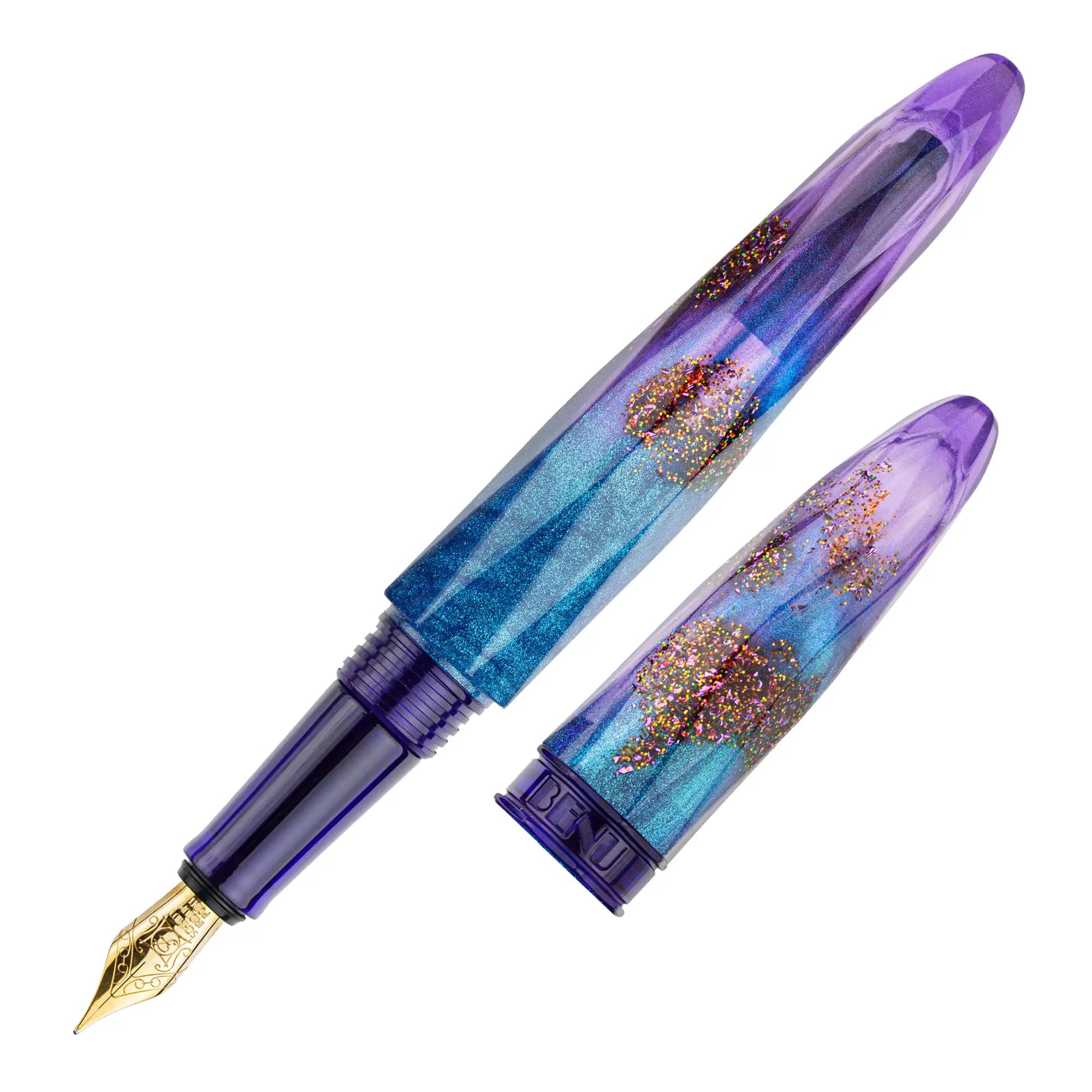 Benu Briolette Amethyst Tide Füllfederhalter aus lila-blauem Resin mit goldenen Glitzerakzenten und facettierter Oberfläche