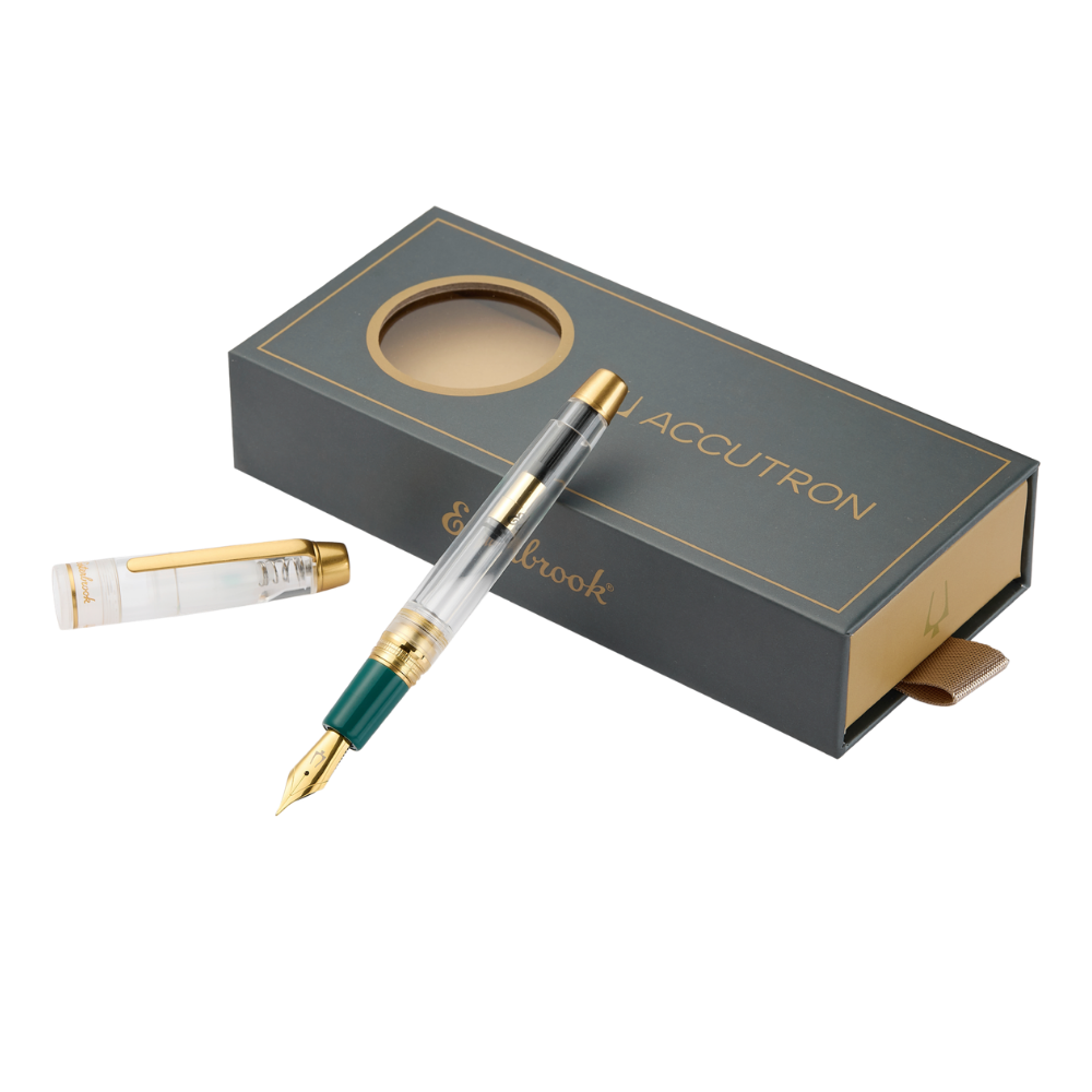 Esterbrook × Accutron Spaceview Gold Trim Füllfederhalter aus transparentem Acryl mit grünem Griffstück und vergoldeten Metallteilen