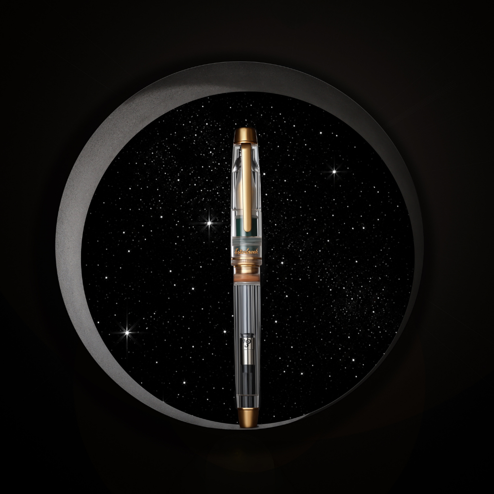 Esterbrook × Accutron Spaceview Gold Trim Füllfederhalter aus transparentem Acryl mit grünem Griffstück und vergoldeten Metallteilen