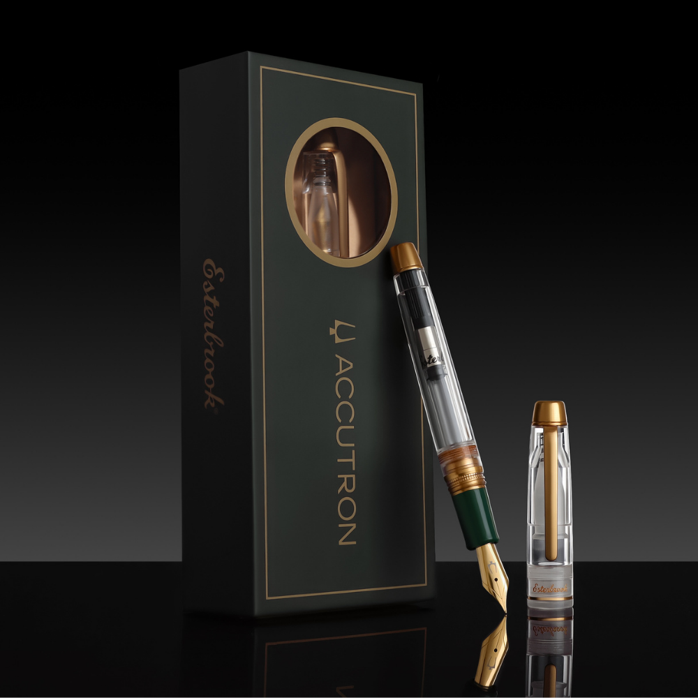 Esterbrook × Accutron Spaceview Gold Trim Füllfederhalter aus transparentem Acryl mit grünem Griffstück und vergoldeten Metallteilen
