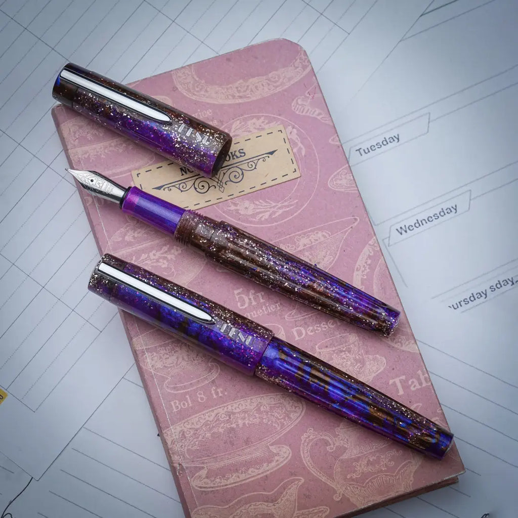 Benu DailyMate Creative Thursday Füllfederhalter aus hochwertigem Edelharz mit silbernen Zierelementen und Drehkappenmechanismus
