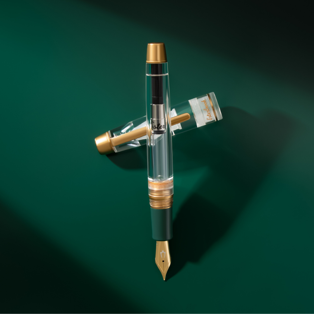 Esterbrook × Accutron Spaceview Gold Trim Füllfederhalter aus transparentem Acryl mit grünem Griffstück und vergoldeten Metallteilen