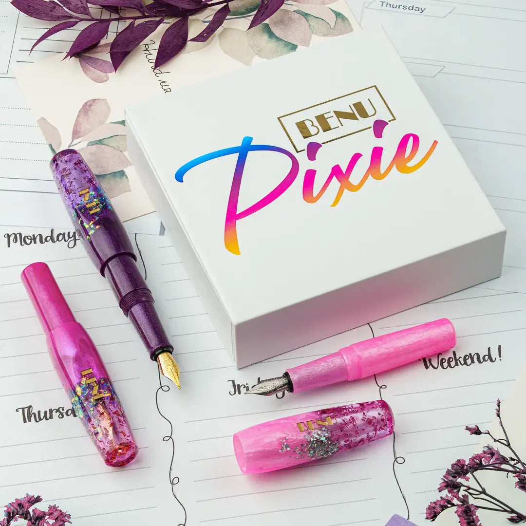 Benu Pixie Magenta Madness Füllfederhalter aus leuchtendem Fuchsia, Hot-Pink und Electric-Berry Resin mit funkelndem Glitter im kompakten Miniaturformat