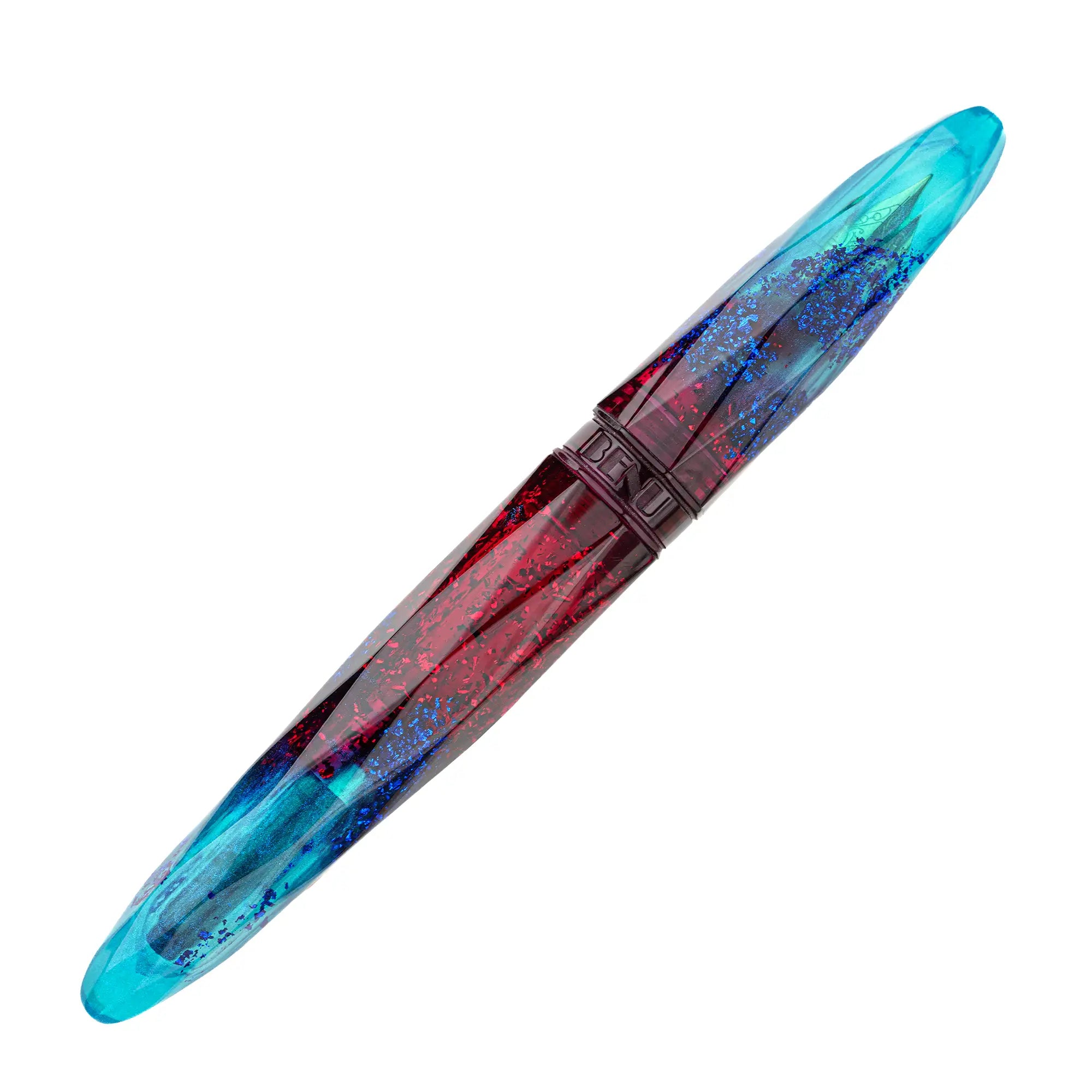 Benu Briolette Fiery Azure Füllfederhalter aus feuerrot-azurblauem Resin mit blauen und roten Glitzerpartikeln auf facettierter Oberfläche