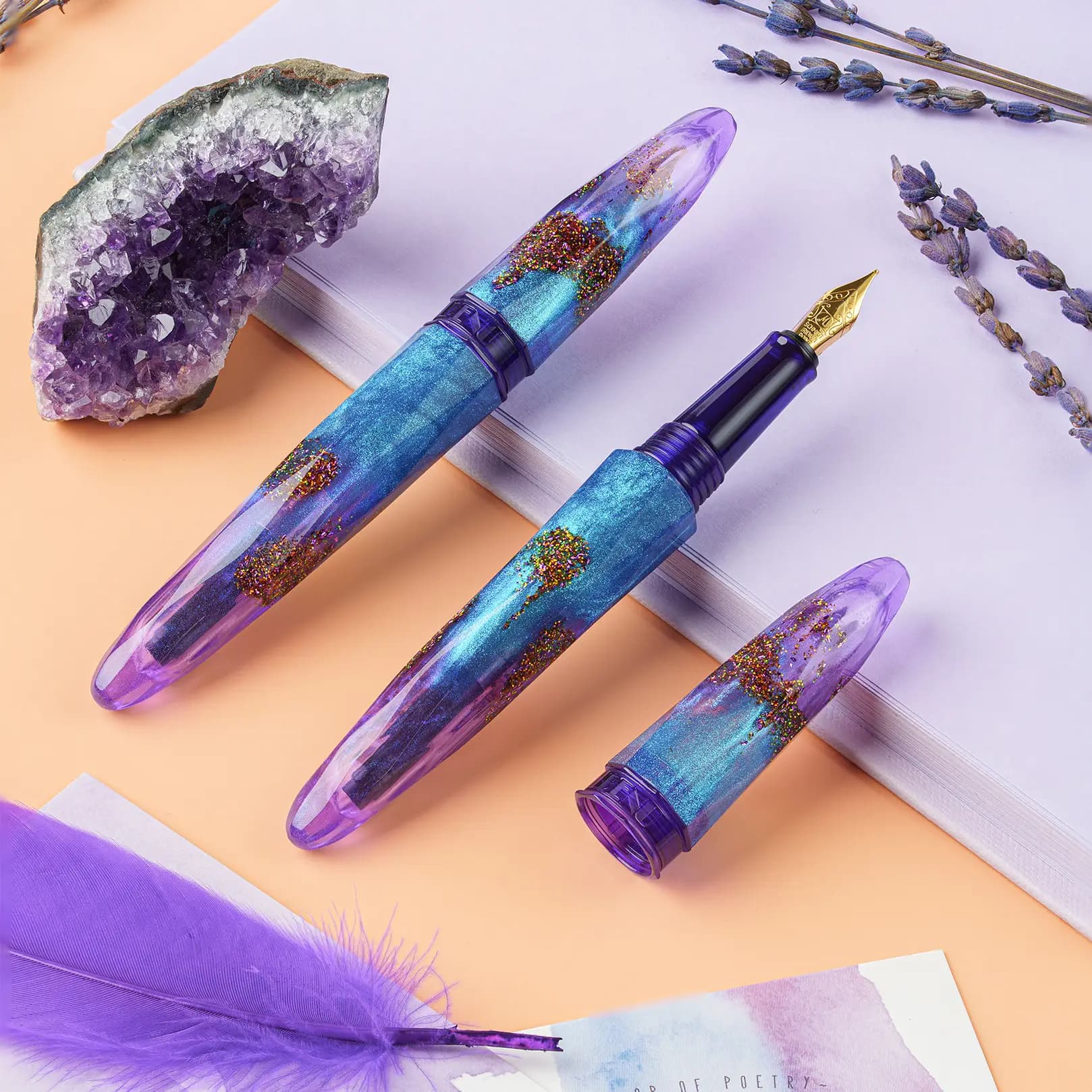 Benu Briolette Amethyst Tide Füllfederhalter aus lila-blauem Resin mit goldenen Glitzerakzenten und facettierter Oberfläche