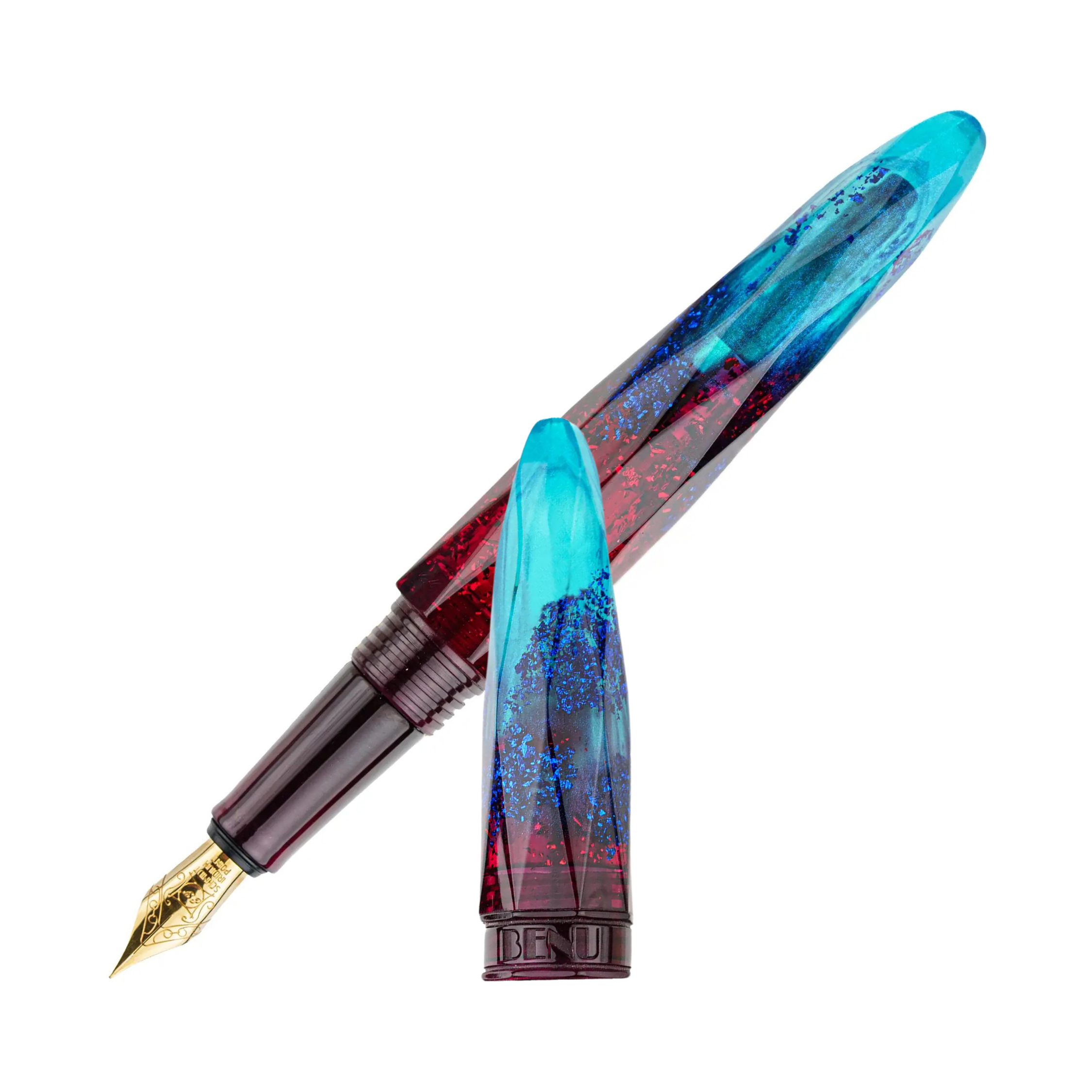 Benu Briolette Fiery Azure Füllfederhalter aus feuerrot-azurblauem Resin mit blauen und roten Glitzerpartikeln auf facettierter Oberfläche