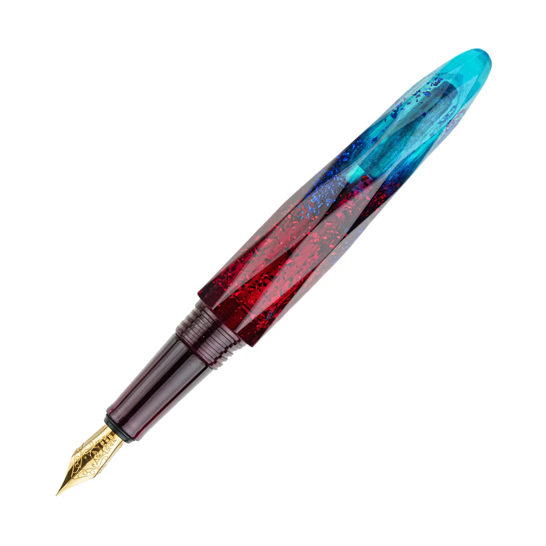 Benu Briolette Fiery Azure Füllfederhalter aus feuerrot-azurblauem Resin mit blauen und roten Glitzerpartikeln auf facettierter Oberfläche