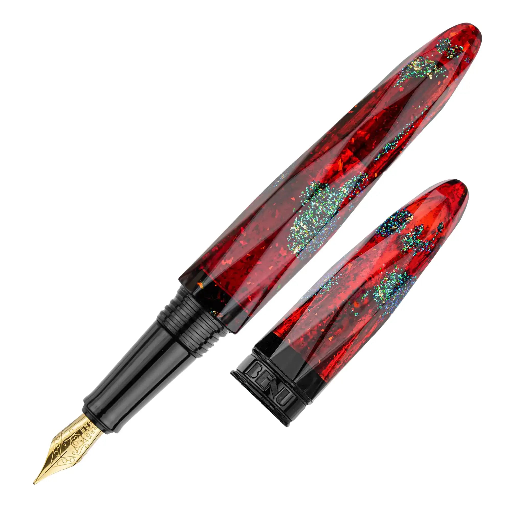 Benu Briolette Ruby Forest Füllfederhalter aus rubinrotem Resin mit grünen und goldenen Glitzerakzenten auf facettierter Oberfläche