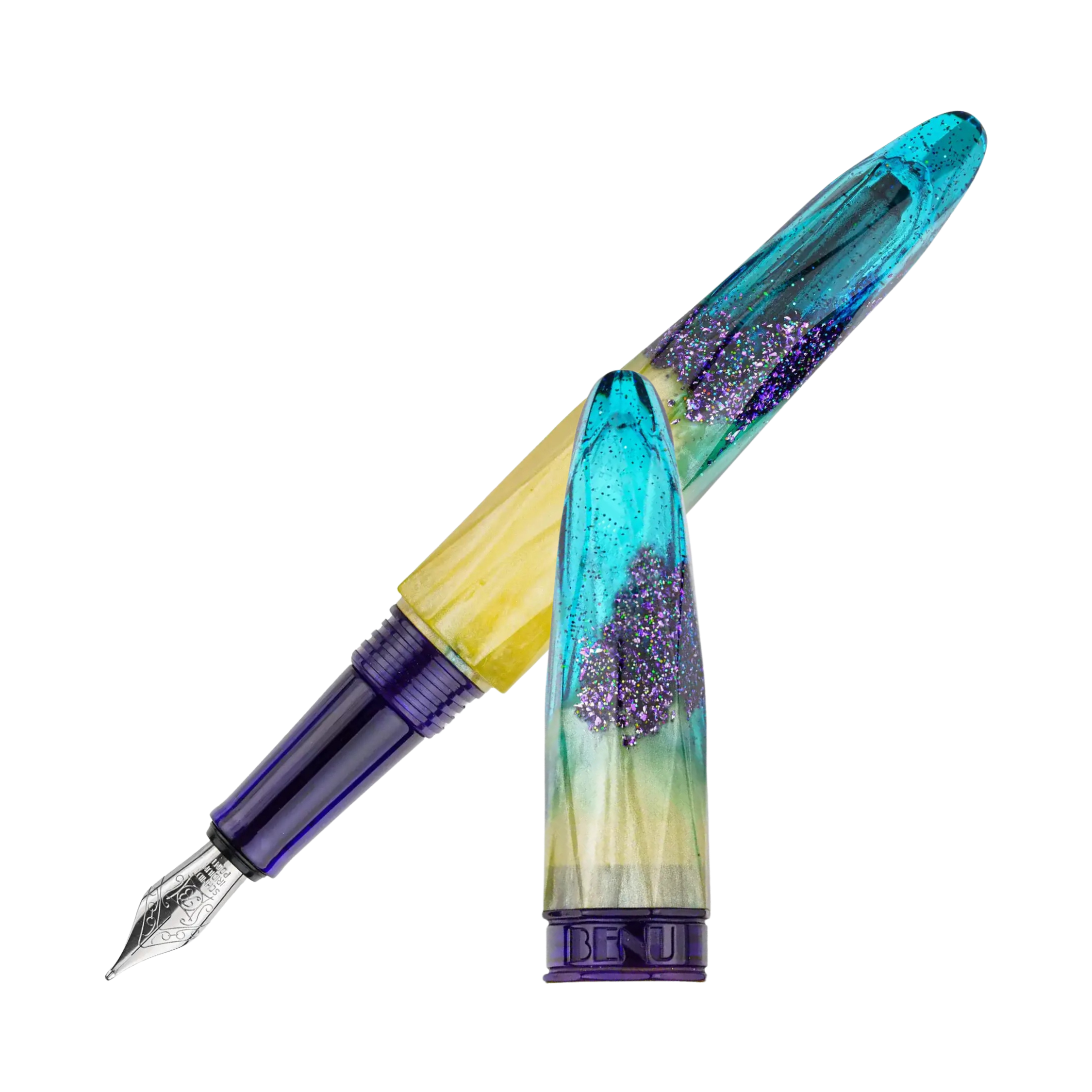 Benu Briolette Tropicana Füllfederhalter aus tropengrünem und gelbem Resin mit türkisen Glitzerakzenten auf facettierter Oberfläche