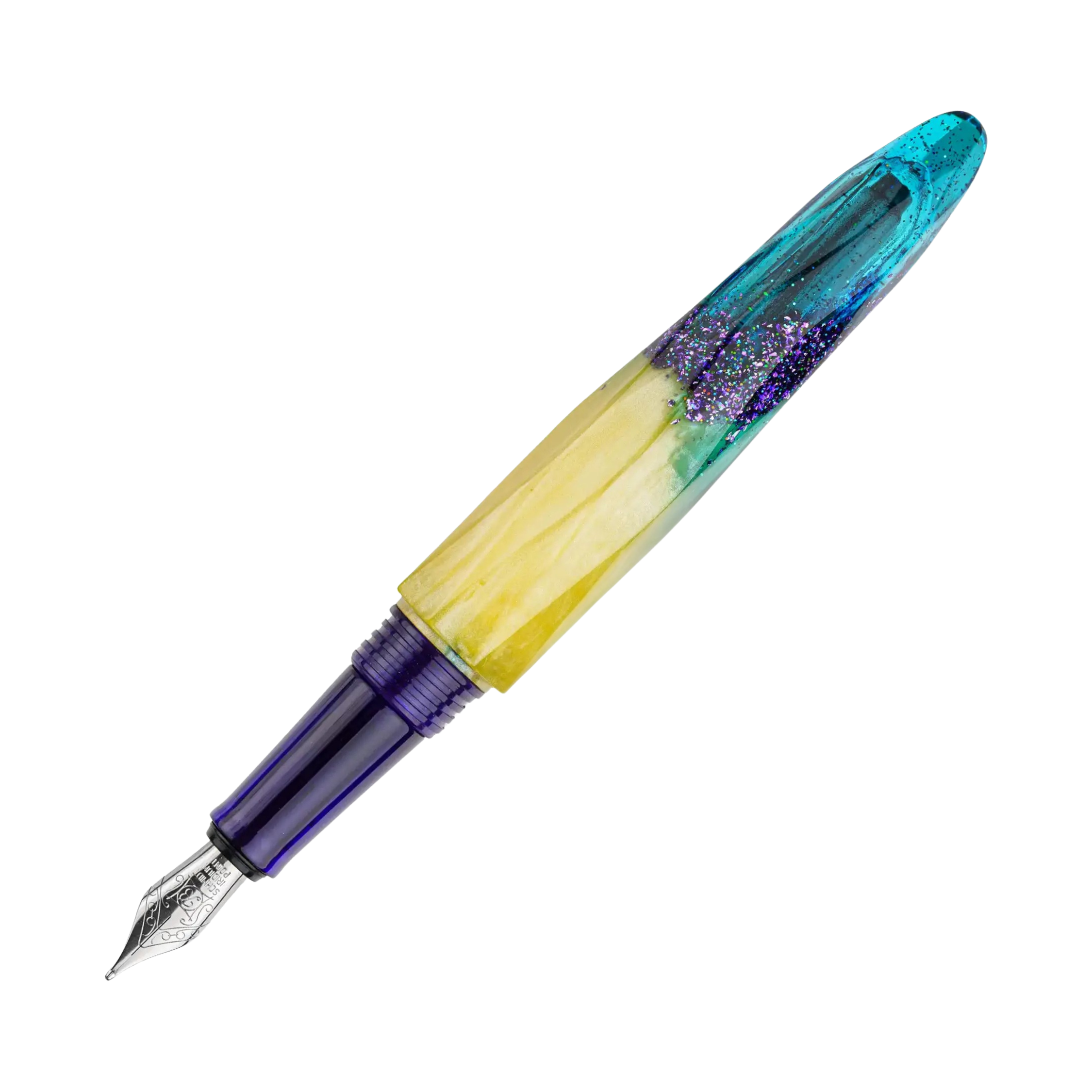 Benu Briolette Tropicana Füllfederhalter aus tropengrünem und gelbem Resin mit türkisen Glitzerakzenten auf facettierter Oberfläche