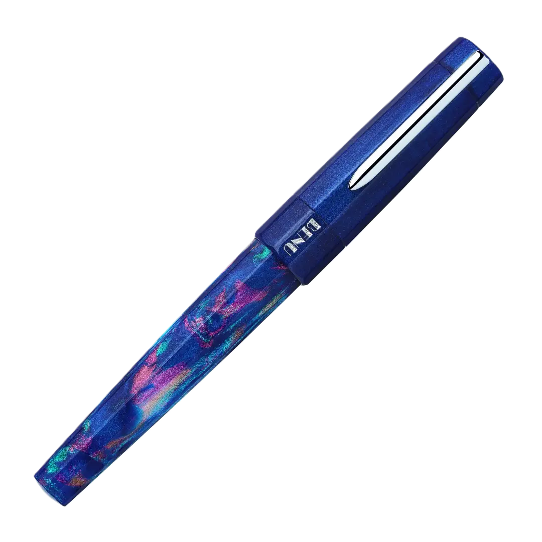 Benu Euphoria Ballet Füllfederhalter aus blauem prismatischem Resin mit türkisen und rosenvioletten Schimmerpartikeln sowie Edelstahlclip