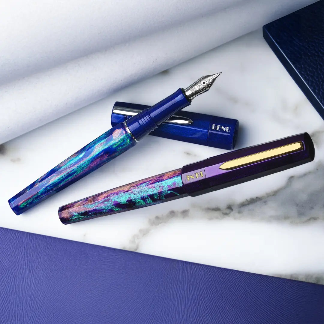 Benu Euphoria Ballet Füllfederhalter aus blauem prismatischem Resin mit türkisen und rosenvioletten Schimmerpartikeln sowie Edelstahlclip