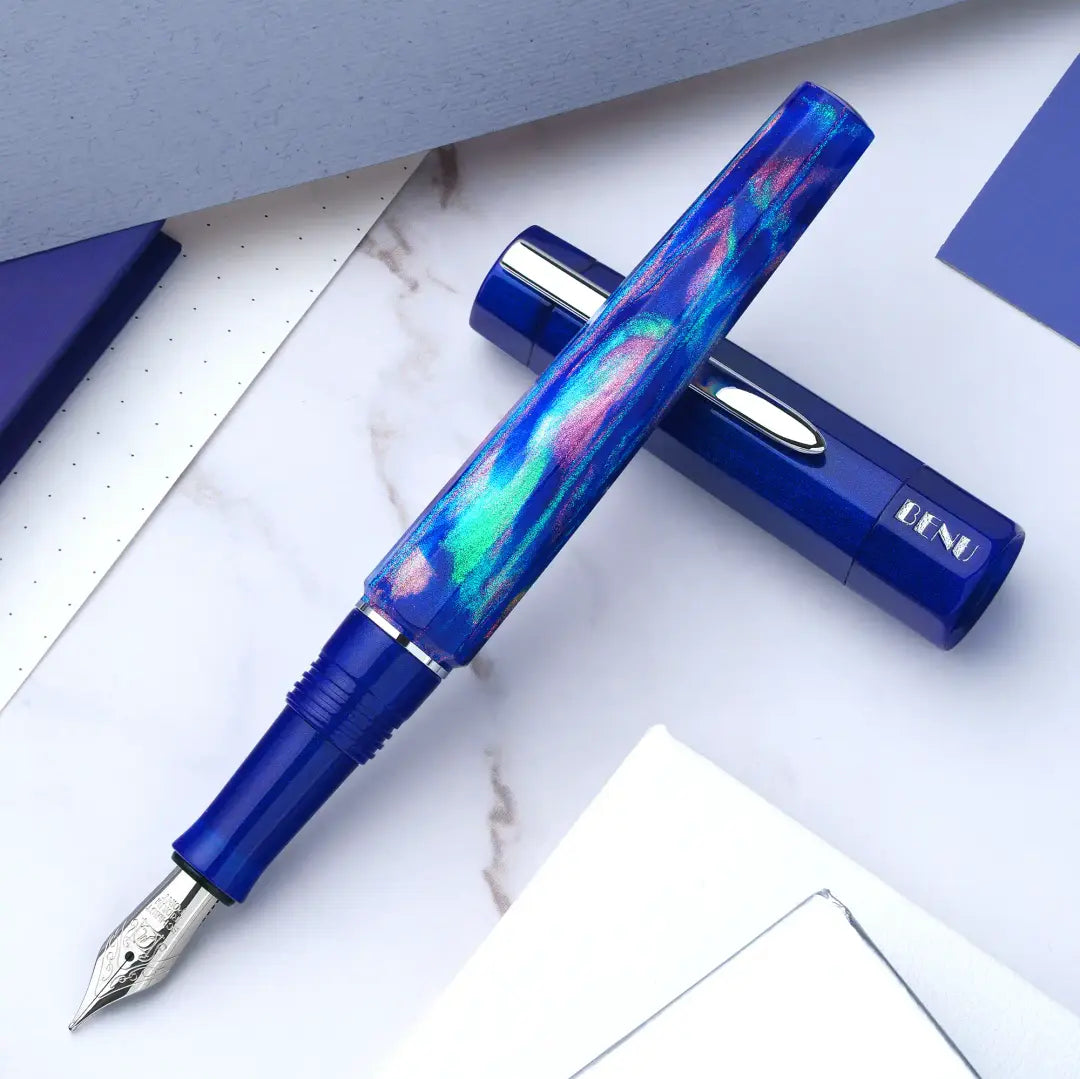 Benu Euphoria Ballet Füllfederhalter aus blauem prismatischem Resin mit türkisen und rosenvioletten Schimmerpartikeln sowie Edelstahlclip