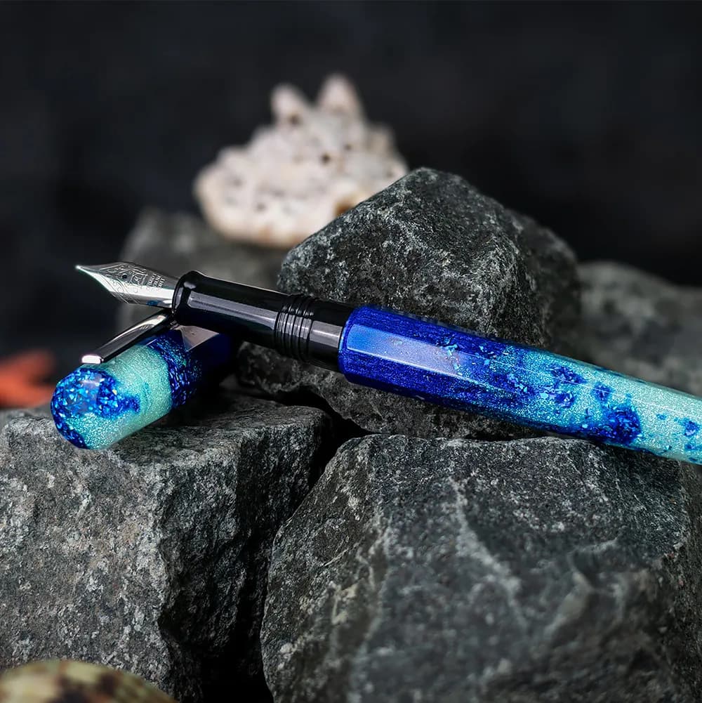 Benu Euphoria Big Wave Füllfederhalter aus ozeanblauem und türkisem Resin mit weißen Wellenakzenten und Edelstahlclip