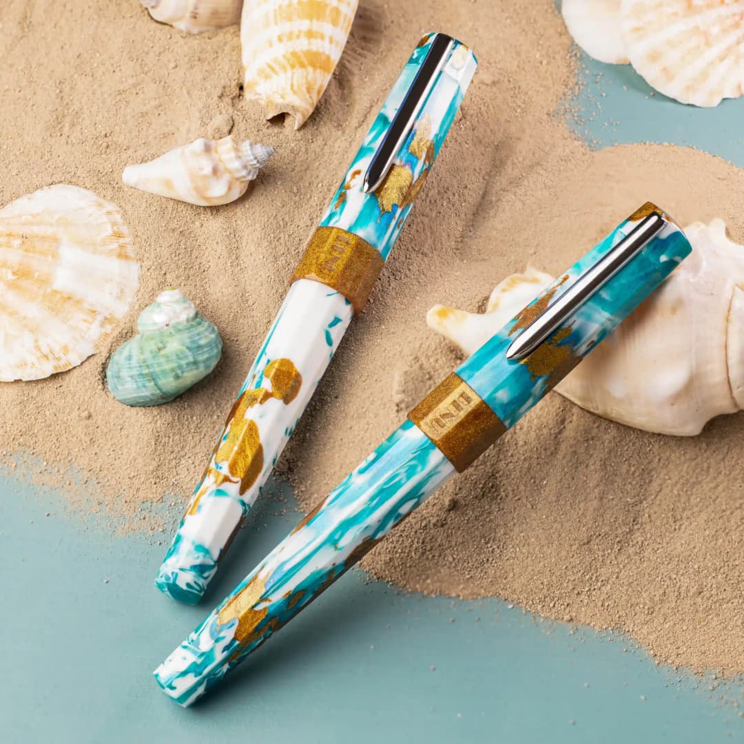 Benu Euphoria Blue Hawaiian Füllfederhalter aus blauem Resin mit cremeweiß und sonnigem Gelb inspiriert vom tropischen Cocktail und Edelstahlclip