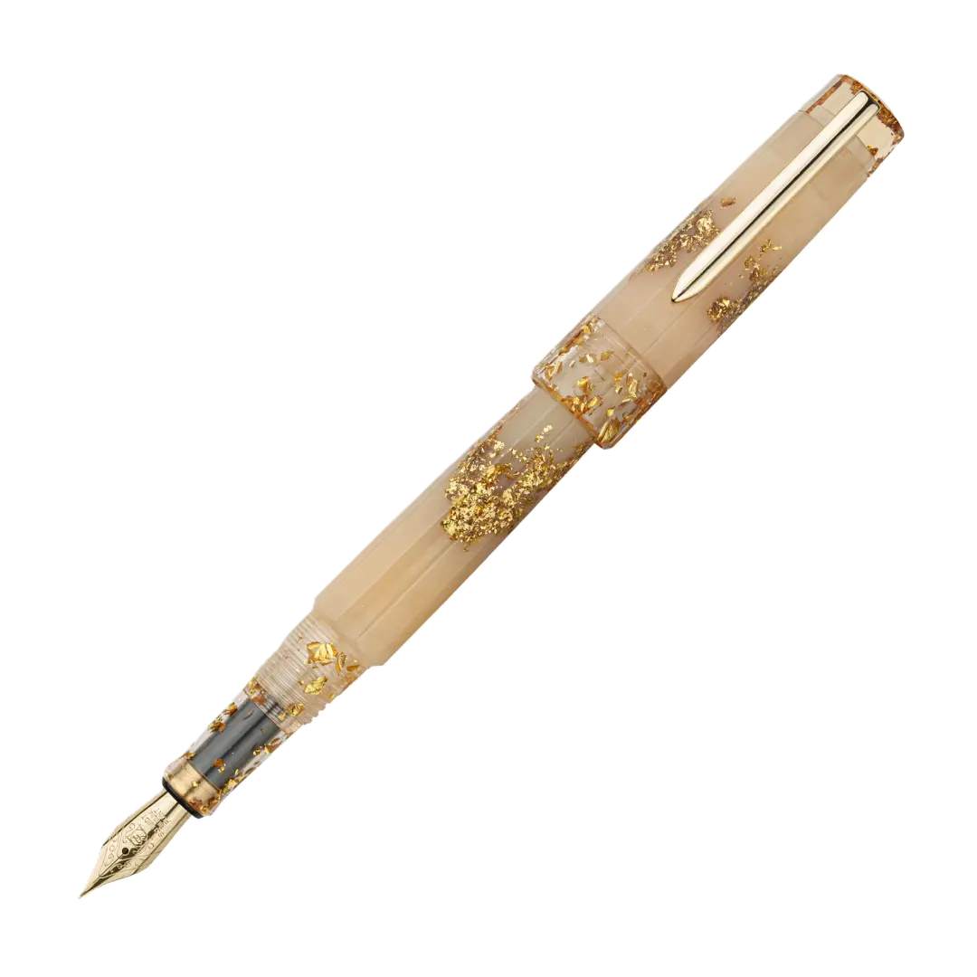 Benu Euphoria Golden Beach Füllfederhalter aus amberfarbenem Resin mit Goldfolieneinschlüssen, vergoldeter Feder und goldenem Clip