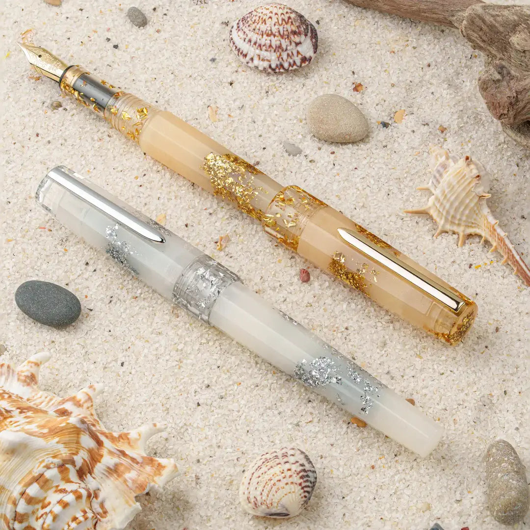 Benu Euphoria Golden Beach Füllfederhalter aus amberfarbenem Resin mit Goldfolieneinschlüssen, vergoldeter Feder und goldenem Clip
