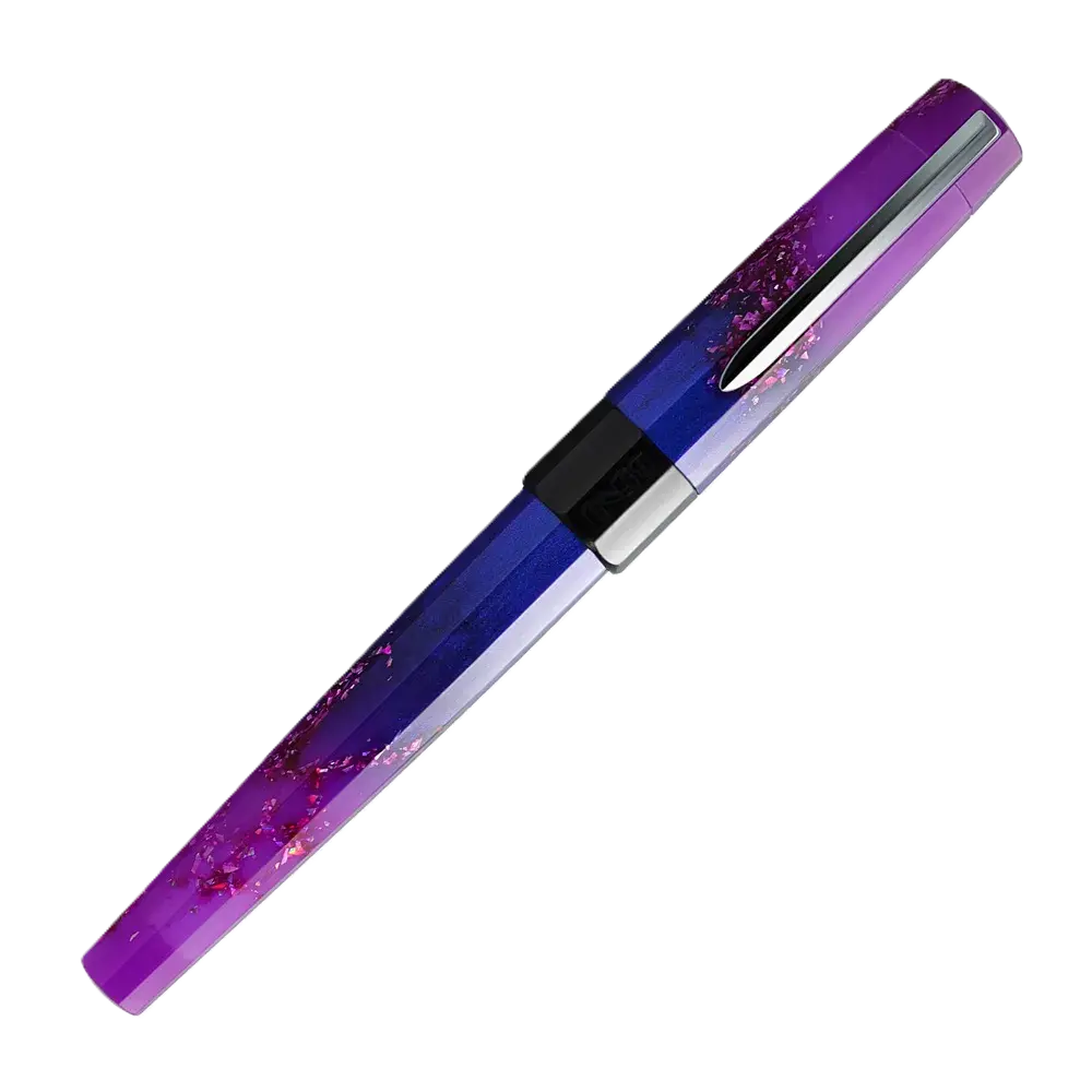Benu Euphoria Love Story Füllfederhalter aus rosafarbenem und rotem Resin mit romantischen Akzenten und Edelstahlclip