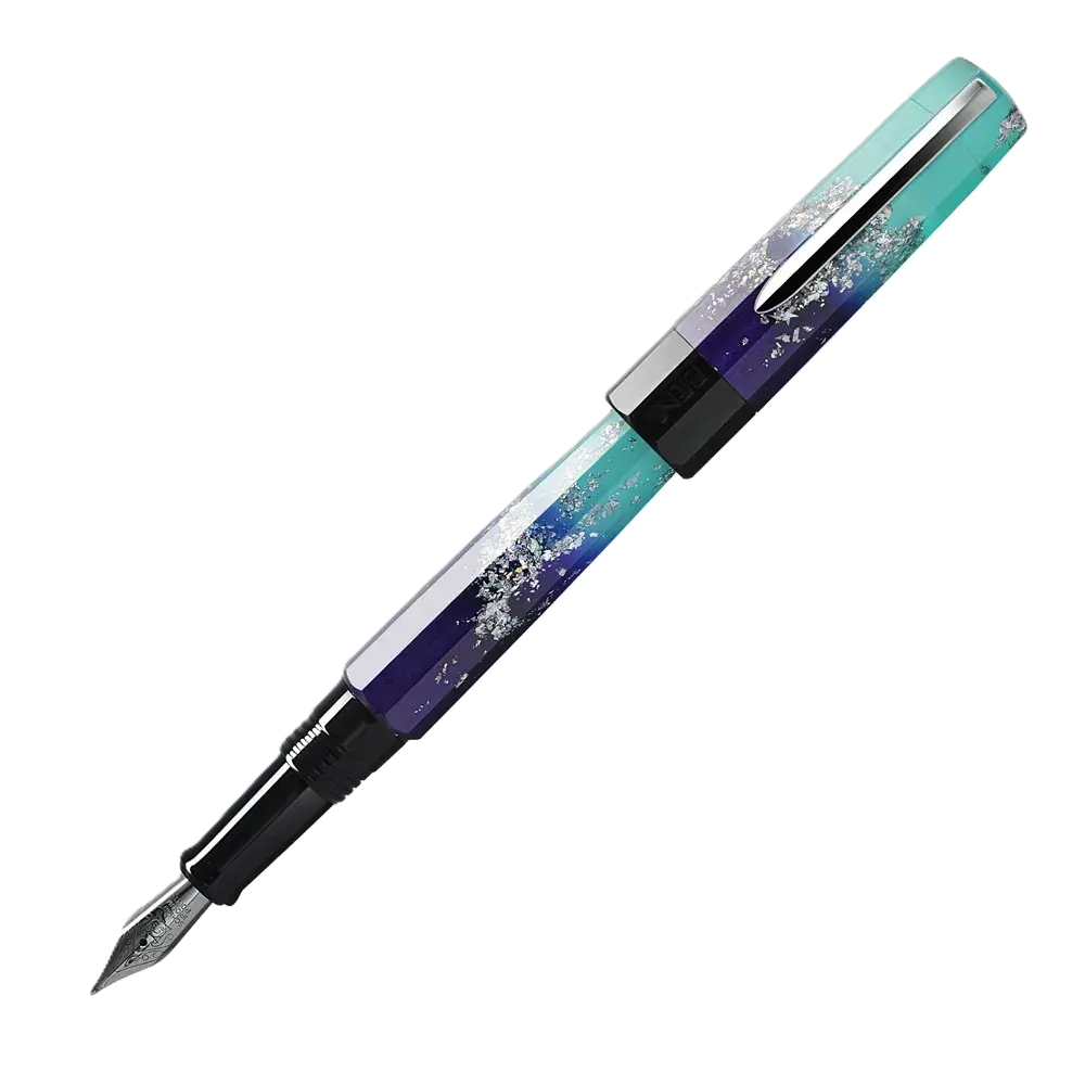 Benu Euphoria Ocean Breeze Füllfederhalter aus meeresblauen und mintgrünem Resin mit weißen Wellenakzenten und Edelstahlclip