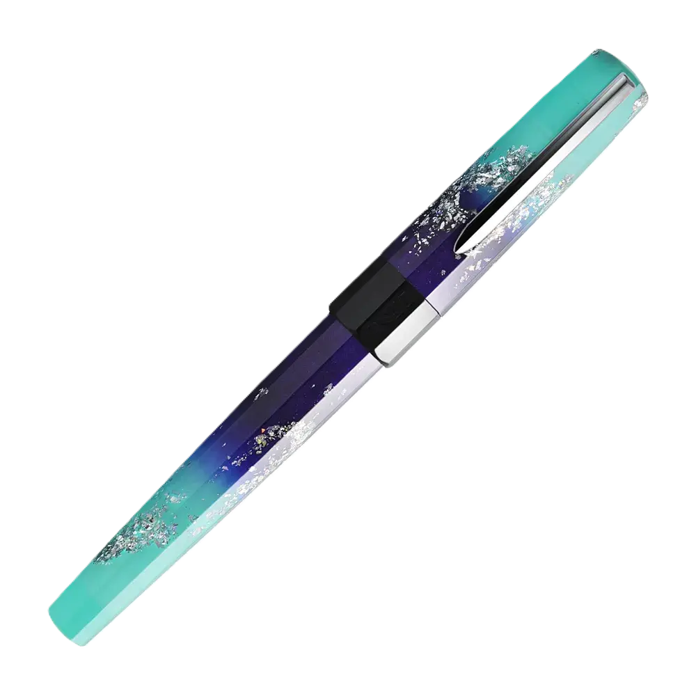 Benu Euphoria Ocean Breeze Füllfederhalter aus meeresblauen und mintgrünem Resin mit weißen Wellenakzenten und Edelstahlclip