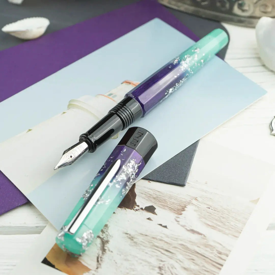 Benu Euphoria Ocean Breeze Füllfederhalter aus meeresblauen und mintgrünem Resin mit weißen Wellenakzenten und Edelstahlclip