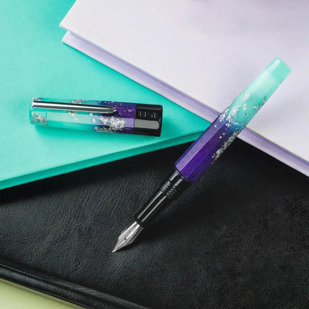 Benu Euphoria Ocean Breeze Füllfederhalter aus meeresblauen und mintgrünem Resin mit weißen Wellenakzenten und Edelstahlclip