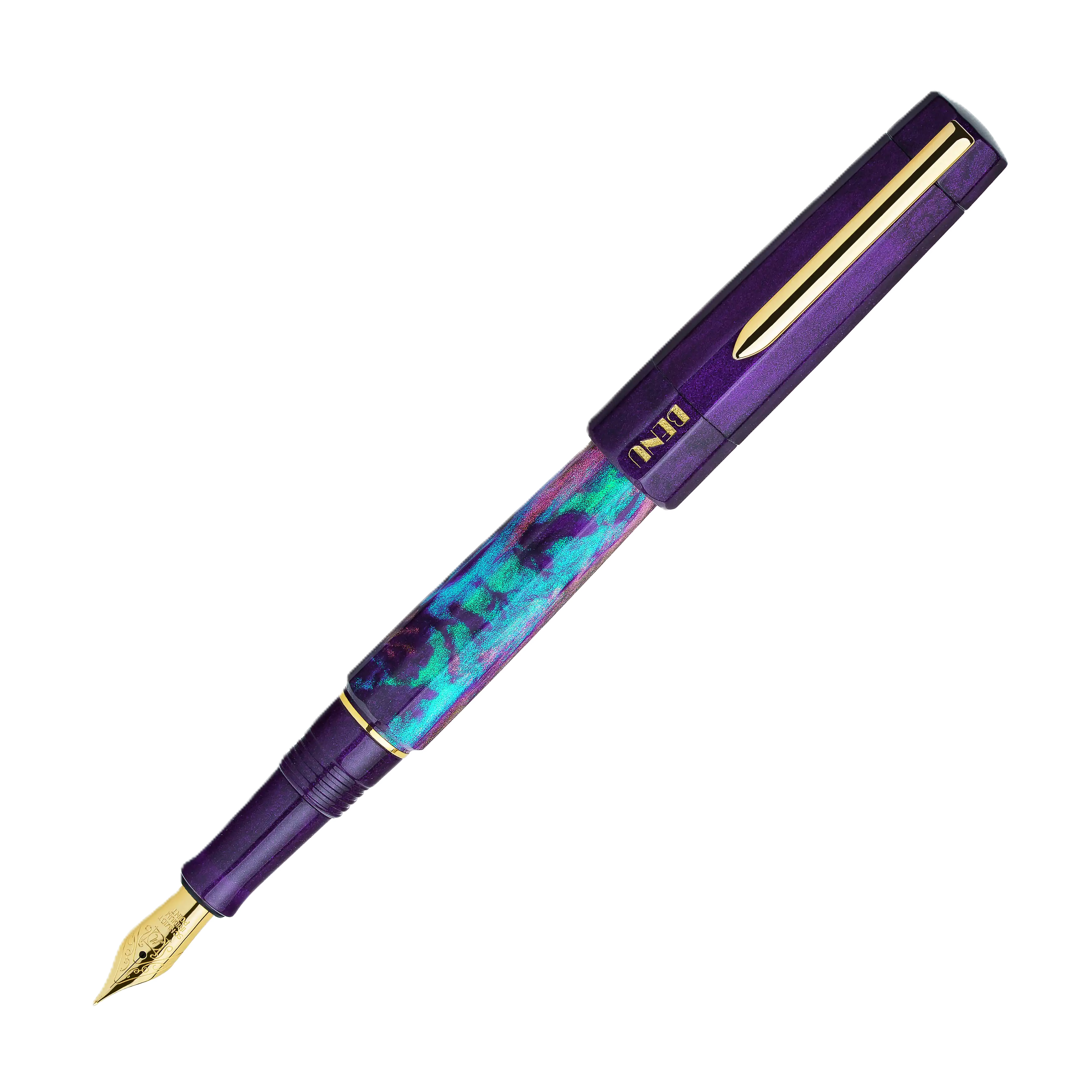 Benu Euphoria Opera Füllfederhalter aus lila prismatischem Resin mit Pflaume, Smaragdgrün und Magenta-Reflexen sowie vergoldetem Clip und Feder