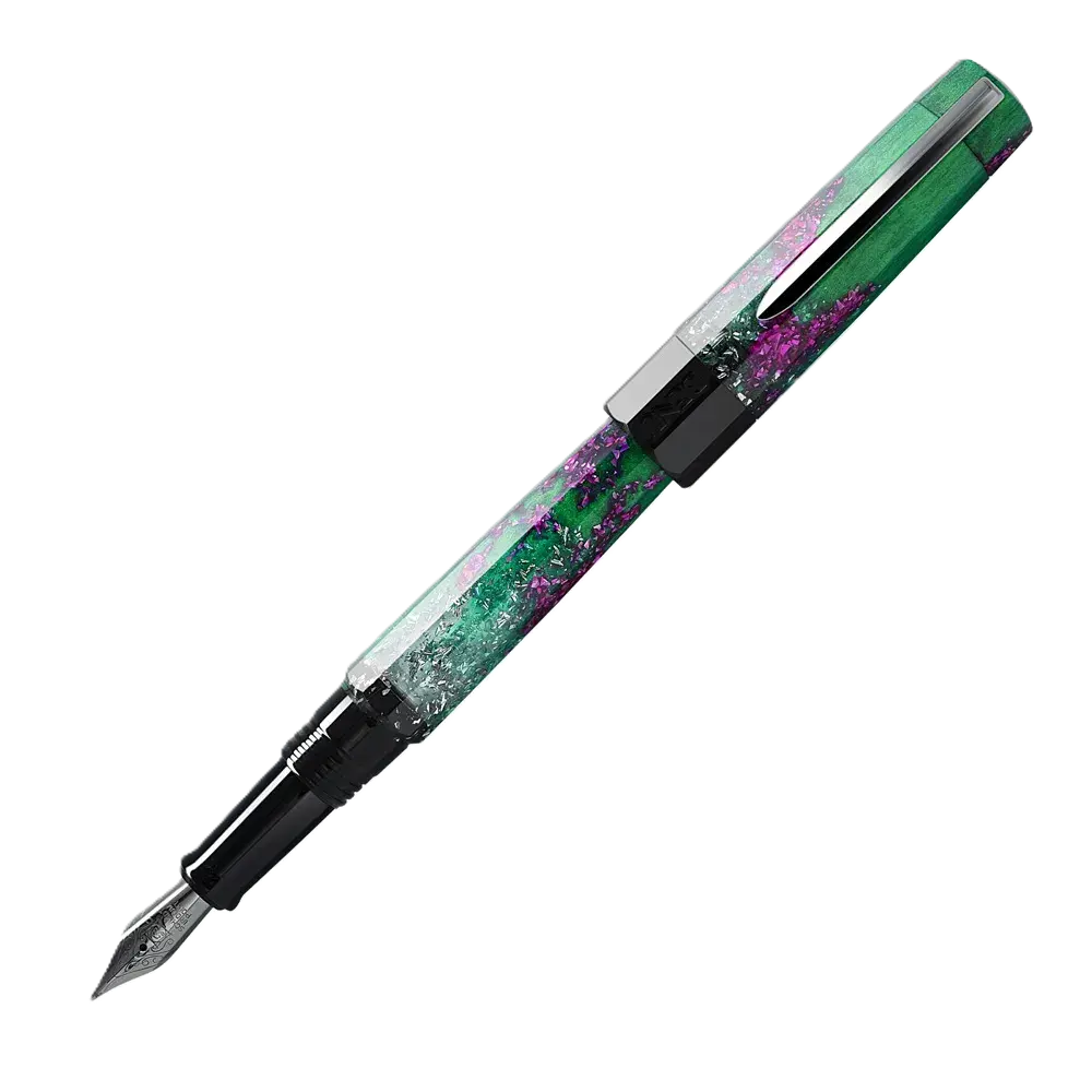 
Benu Euphoria Pink Guava Füllfederhalter aus guavarosaem und korallenrotem Resin mit tropischen Farbakzenten und Edelstahlclip