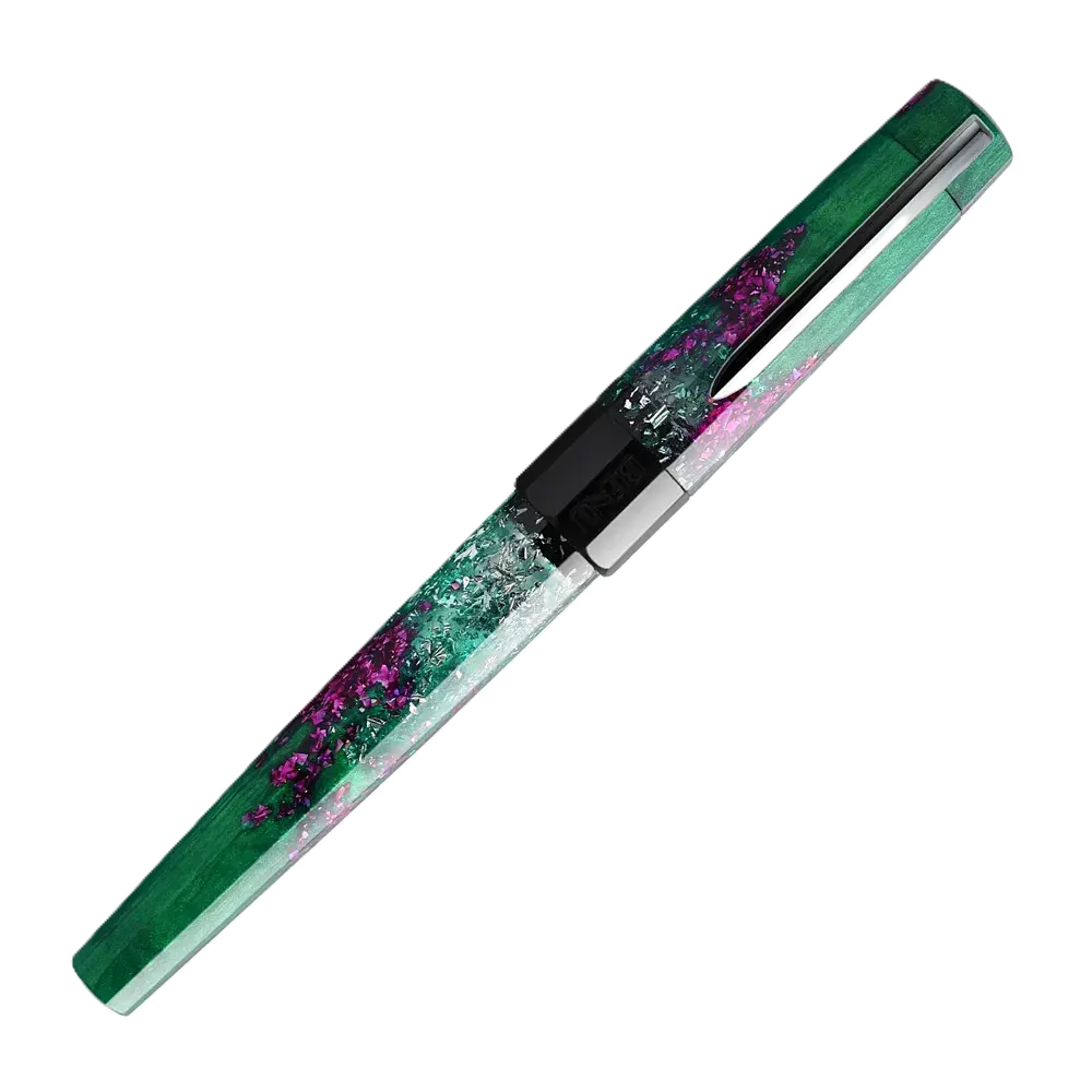 
Benu Euphoria Pink Guava Füllfederhalter aus guavarosaem und korallenrotem Resin mit tropischen Farbakzenten und Edelstahlclip
