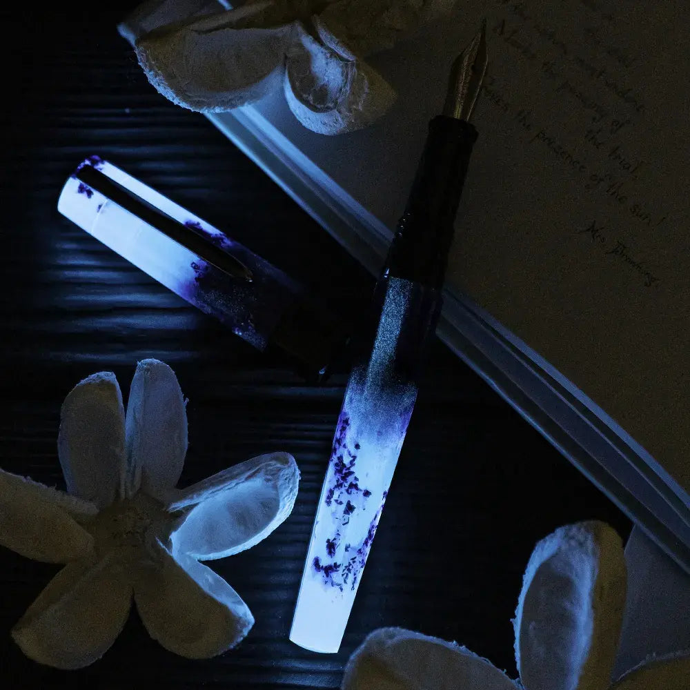 Benu Euphoria Scent of Irises Füllfederhalter aus violettem und lila Resin mit zarten Blütenakzenten und Edelstahlclip