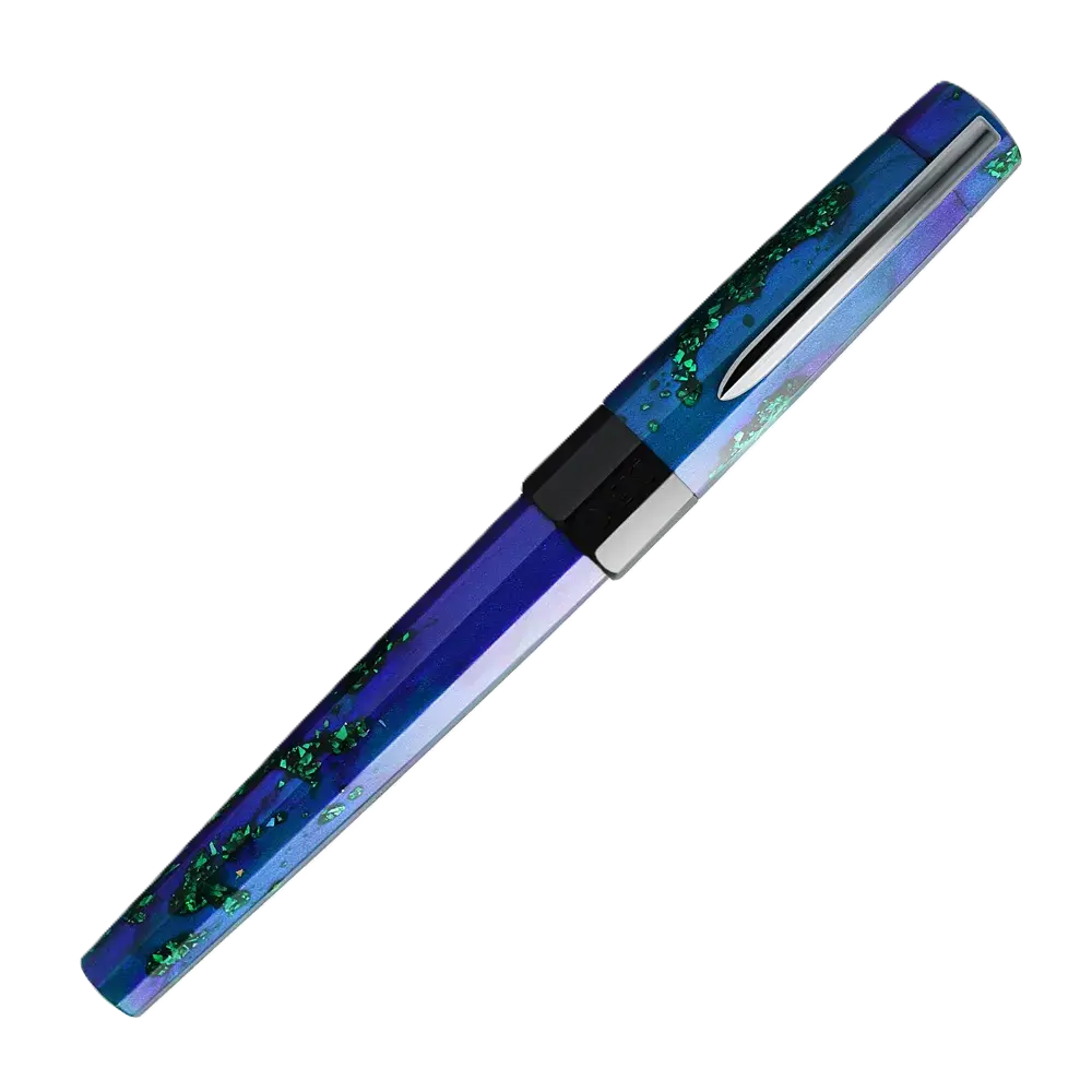 Benu Euphoria Tropical Voyage Füllfederhalter aus tropengrünem und blauem Resin mit exotischen Farbakzenten und Edelstahlclip