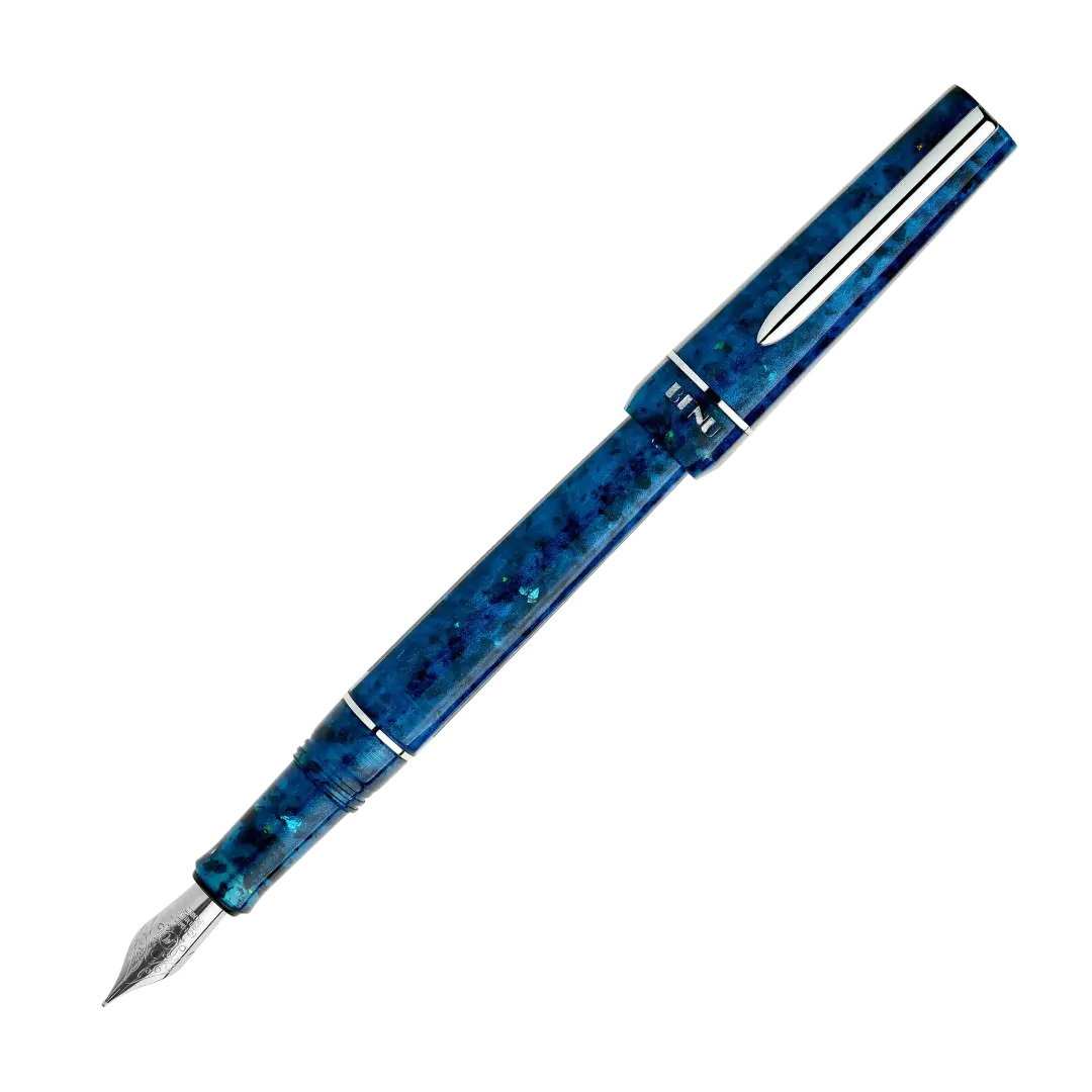 Benu Haute Grace Füllfederhalter aus tiefem saphirblauen Resin mit Glitzerpartikeln, facettiertem Korpus und Edelstahlclip
