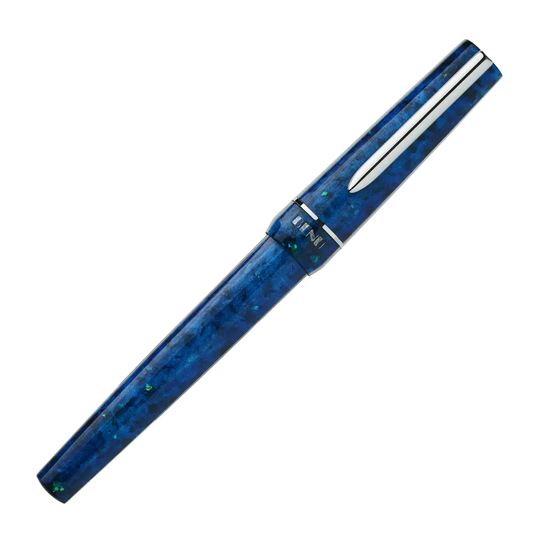 Benu Haute Grace Füllfederhalter aus tiefem saphirblauen Resin mit Glitzerpartikeln, facettiertem Korpus und Edelstahlclip
