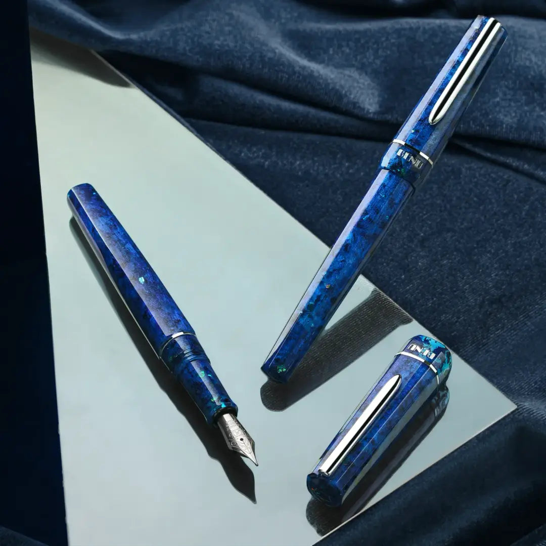 Benu Haute Grace Füllfederhalter aus tiefem saphirblauen Resin mit Glitzerpartikeln, facettiertem Korpus und Edelstahlclip
