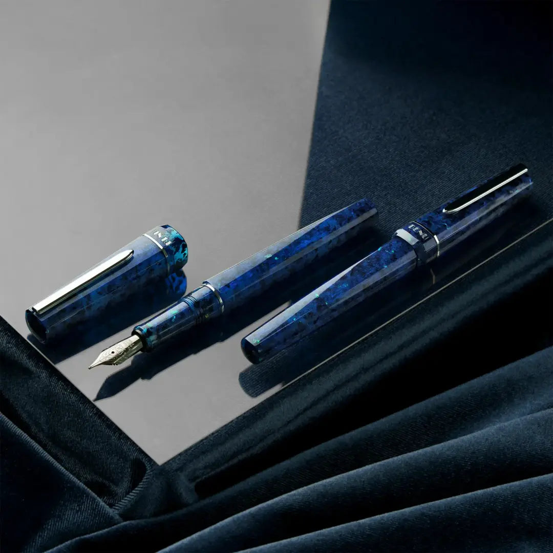 Benu Haute Grace Füllfederhalter aus tiefem saphirblauen Resin mit Glitzerpartikeln, facettiertem Korpus und Edelstahlclip
