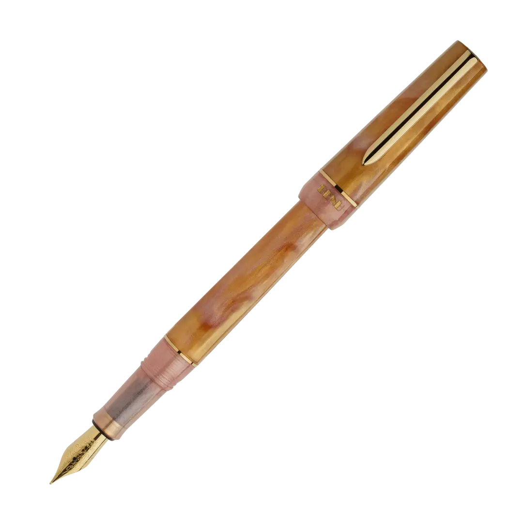 Benu Haute Lustre Füllfederhalter aus amber- und blushfarbenem Resin mit warmen Farbwirbeln, facettiertem Korpus und vergoldeter Feder
