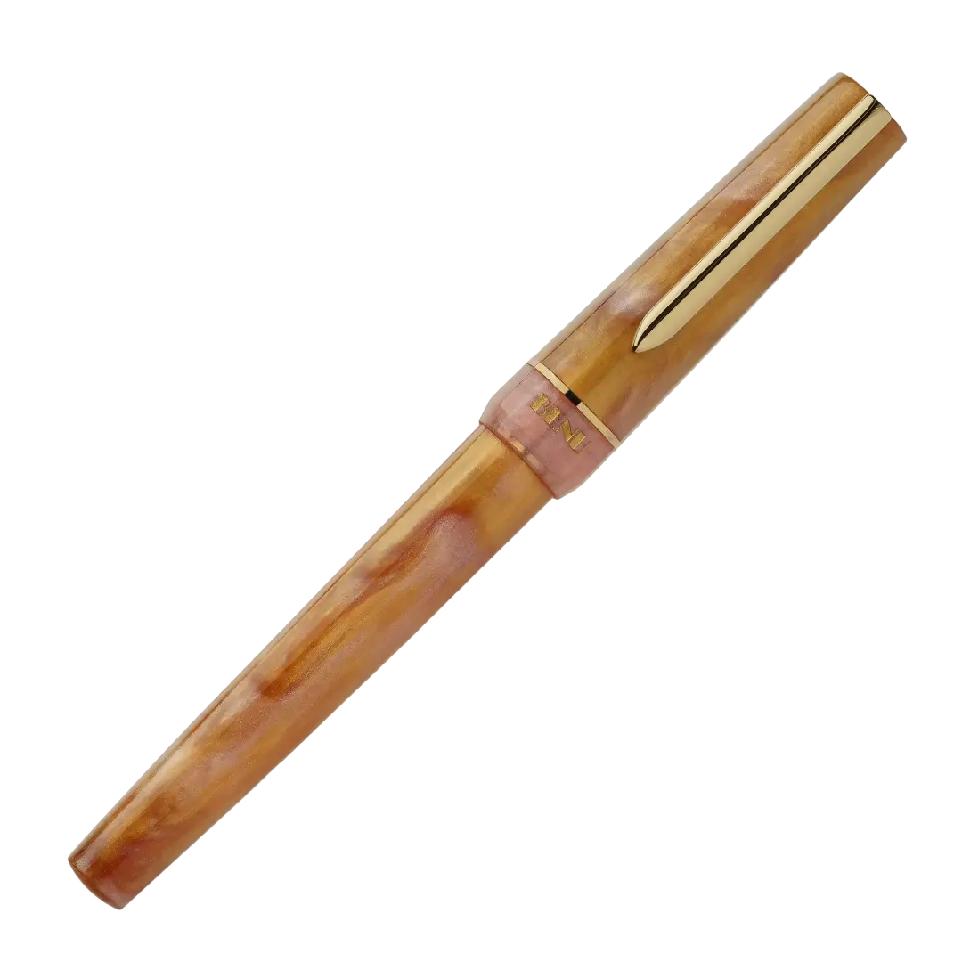 Benu Haute Lustre Füllfederhalter aus amber- und blushfarbenem Resin mit warmen Farbwirbeln, facettiertem Korpus und vergoldeter Feder
