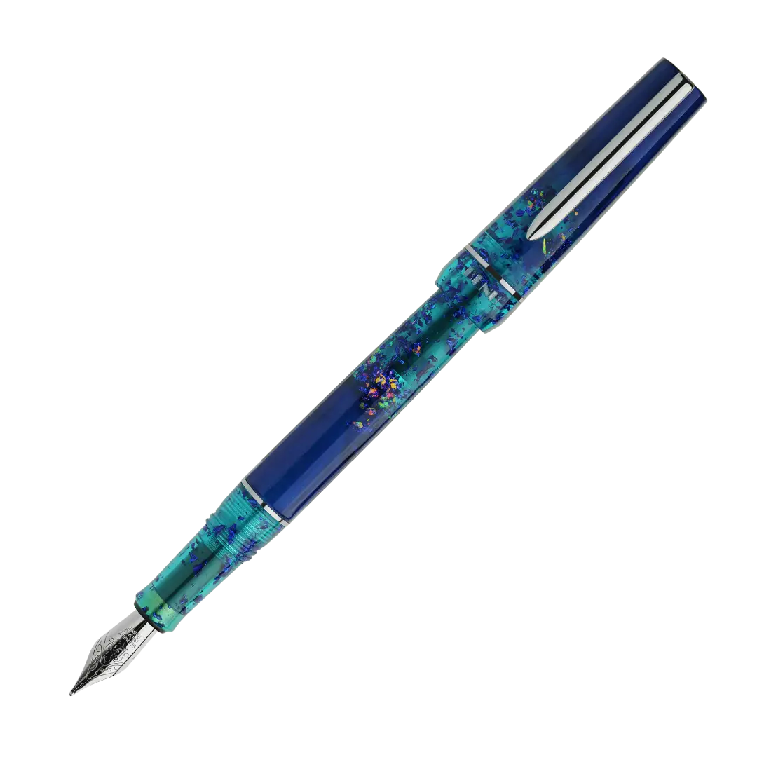 Benu Haute Allure Füllfederhalter aus kühnem tealem und ozeanblauem Resin mit Glitzerpartikeln, facettiertem Korpus und poliertem Chromclip