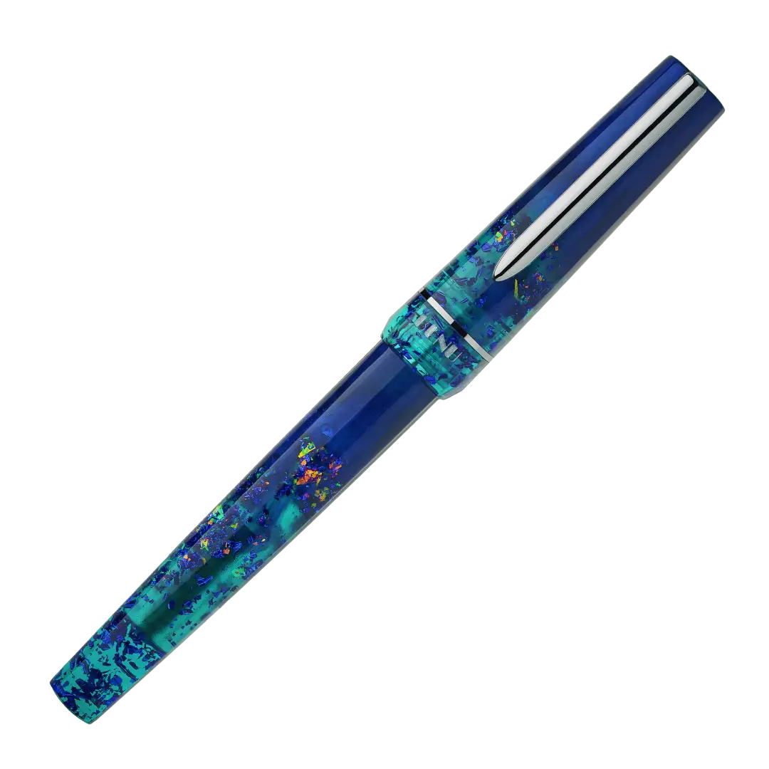 Benu Haute Allure Füllfederhalter aus kühnem tealem und ozeanblauem Resin mit Glitzerpartikeln, facettiertem Korpus und poliertem Chromclip