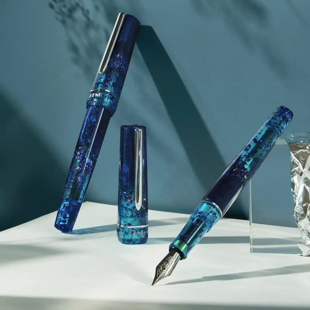 Benu Haute Allure Füllfederhalter aus kühnem tealem und ozeanblauem Resin mit Glitzerpartikeln, facettiertem Korpus und poliertem Chromclip