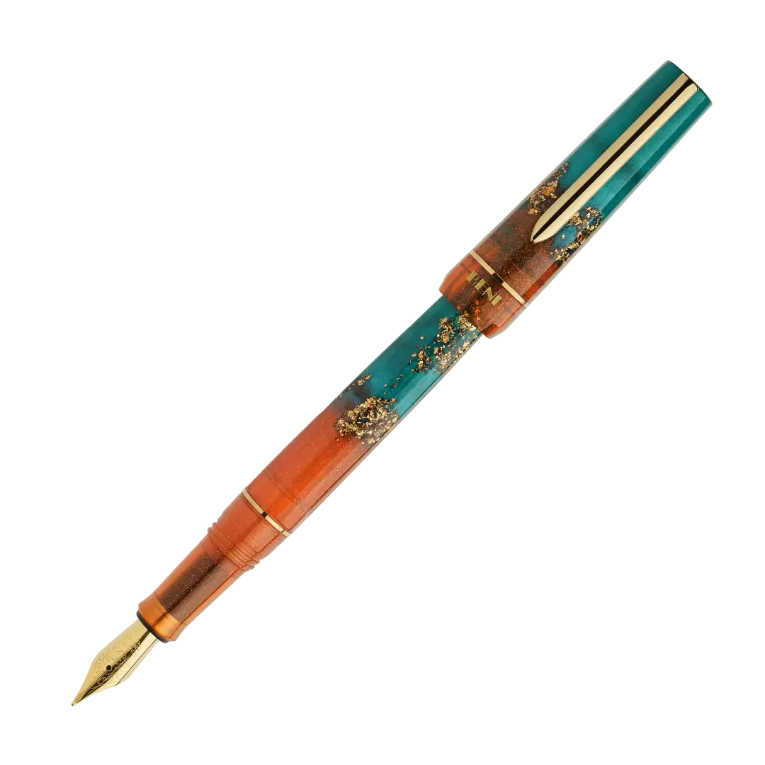Benu Haute Chic Füllfederhalter aus orangefarbenem und tealem Resin mit Goldstreifen, facettiertem Korpus und vergoldeter Feder und Clip
