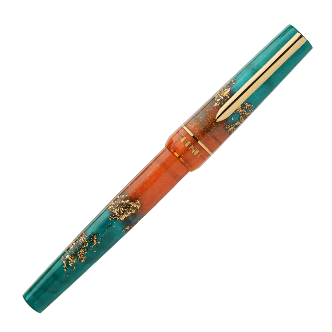 Benu Haute Chic Füllfederhalter aus orangefarbenem und tealem Resin mit Goldstreifen, facettiertem Korpus und vergoldeter Feder und Clip