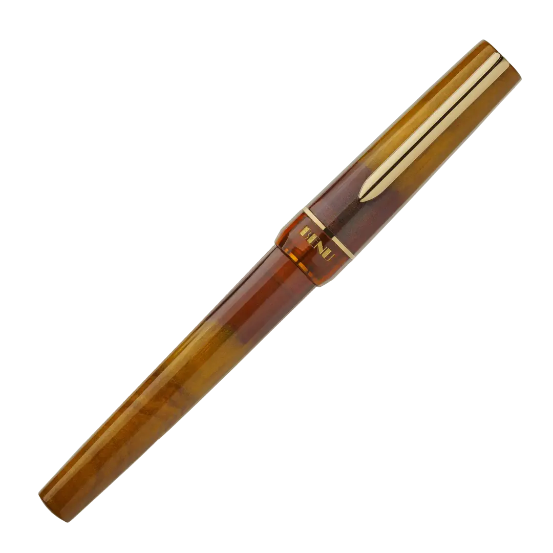 Benu Haute Decadence Füllfederhalter aus karamellfarbenem und ambernem Resin mit facettiertem Korpus und vergoldetem Clip und Feder