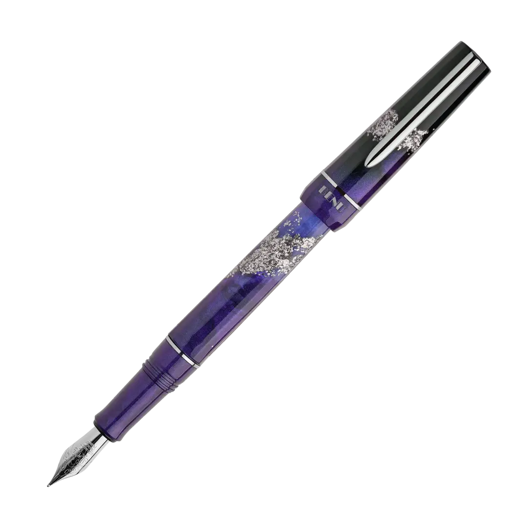 Benu Haute Icon Füllfederhalter aus tiefviolettem und schimmerndem lilanem Resin mit Silberglitter, facettiertem Korpus und poliertem Chromclip
